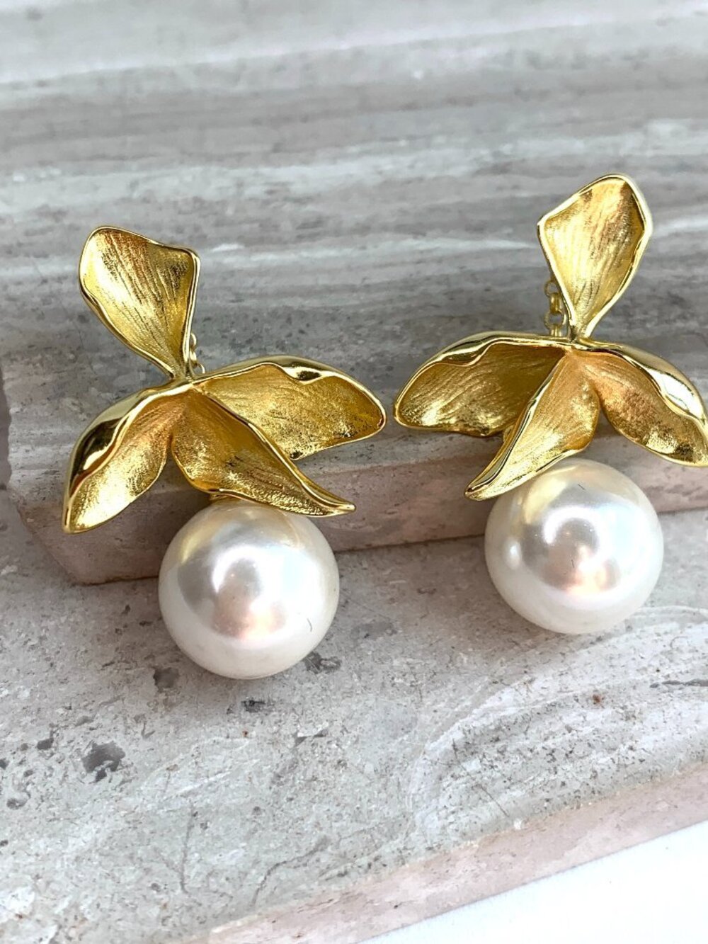 NEW Anthropologie Shashi Fiorina Pearl Flower Earrings